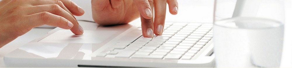 image d'une main sur un clavier d'ordinateur